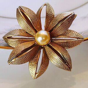 Vtg signed GIOVANNI Flower Figural Brushed Gold Tone Glass Pearl Brooch